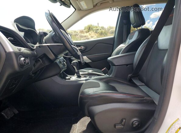1C4PJMBX0JD602808 2018 JEEP CHEROKEE White Widok wnętrza z przodu