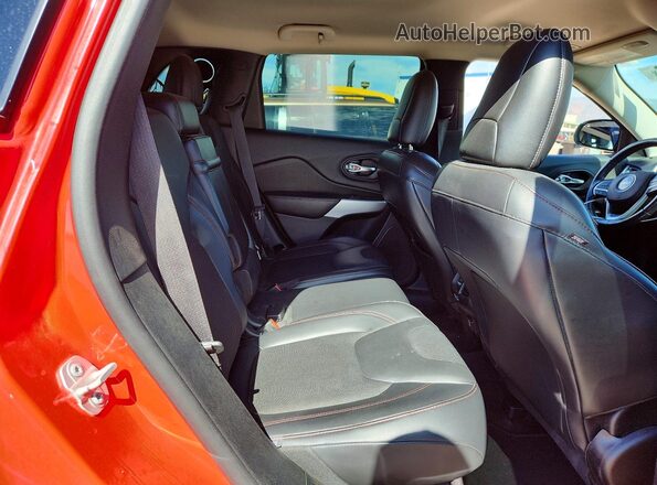 1C4PJMBX3JD607243 2018 JEEP CHEROKEE Red Սալոնի հետևի տեսք