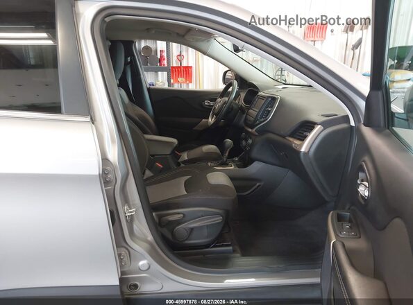 1C4PJMCB0JD528521 2018 JEEP CHEROKEE Silver Вид салону спереду