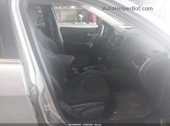 1C4PJMCB3KD479767 2019 JEEP CHEROKEE Silver Vista interior delantera