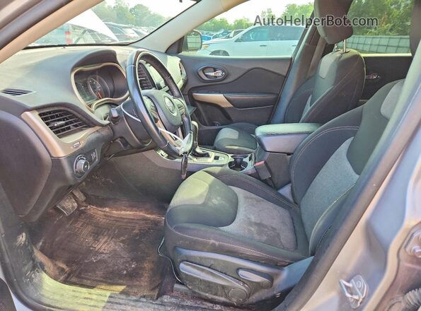 1C4PJMCXXJD543622 2018 JEEP CHEROKEE Silver Front interior view