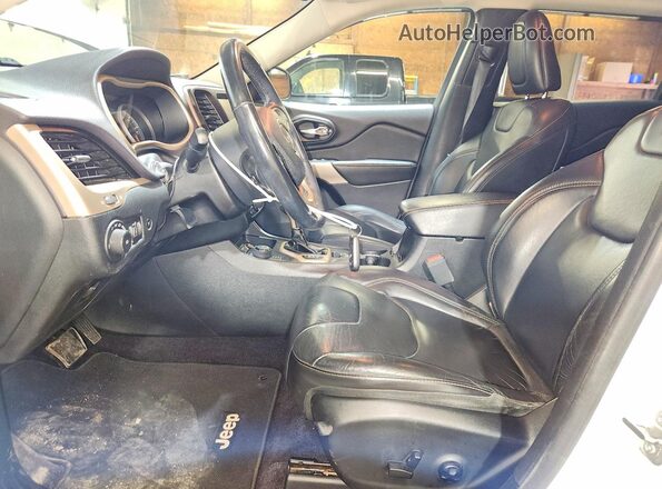 1C4PJMDBXJD582164 2018 JEEP CHEROKEE White Widok wnętrza z przodu