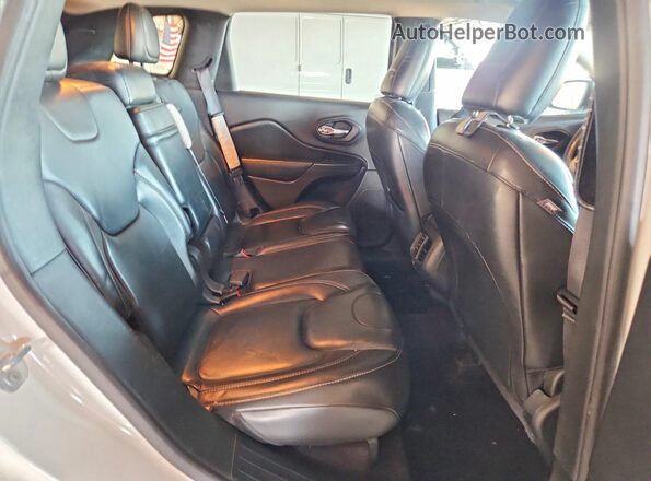 1C4PJMDSXHW521136 2017 JEEP CHEROKEE White Widok wnętrza z tyłu