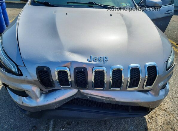 1C4PJMLB3JD535611 2018 JEEP CHEROKEE Silver Շարժիչի բաժամունքի տեսք