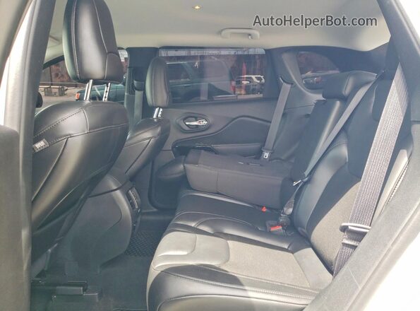 1C4PJMLB6LD567715 2020 JEEP CHEROKEE White Widok tylnych siedzeń
