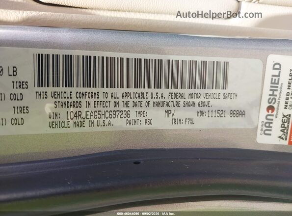 1C4RJEAG5HC697236 2017 JEEP GRAND CHEROKEE Silver Widok komory silnika