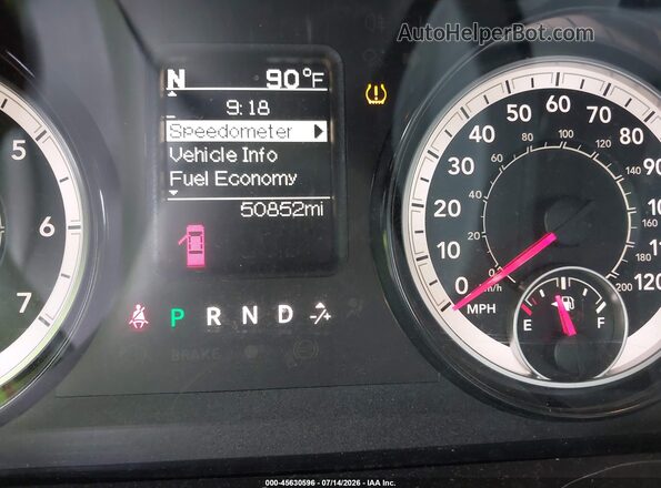 1C6RR6FGXJS324123 2018 RAM 1500 White Widok tylnych siedzeń