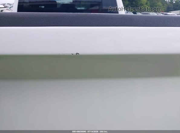 1C6RR6FGXJS324123 2018 RAM 1500 White Widok wnętrza z tyłu
