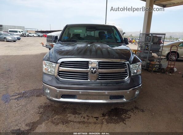 1C6RR6GG2JS249190 2018 RAM 1500 Gray Vista del salpicadero