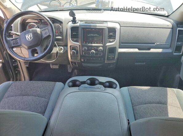 1C6RR6GT1JS126879 2018 RAM 1500 Черный Вид панели приборов