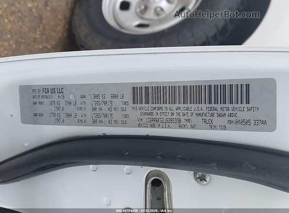 1C6RR6KG2JS285338 2018 RAM 1500 White ძრავის განყოფილების ხედი