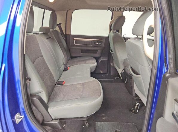 1C6RR6LT0JS334130 2018 RAM 1500 Blue Vista de los asientos traseros