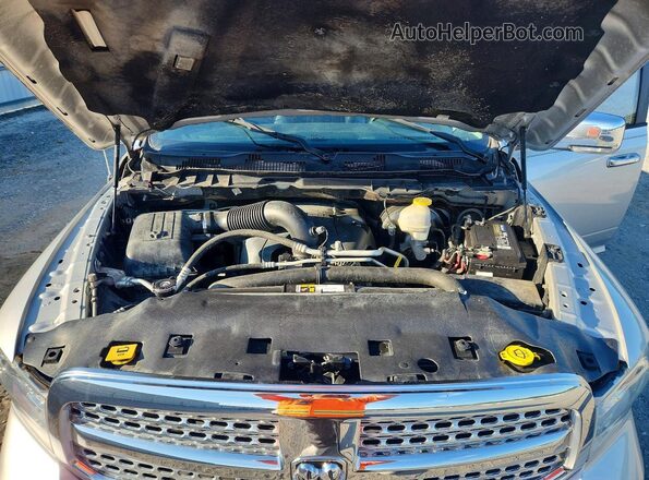 1C6RR6NT0HS776087 2017 RAM 1500 Silver Widok wnętrza z tyłu