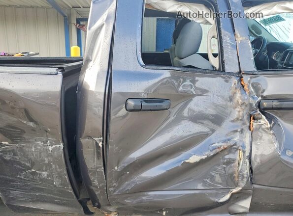 1C6RR7FT1JS215827 2018 RAM 1500 Charcoal Vista de los asientos traseros