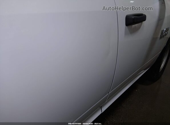 1C6RR7KG2JS294224 2018 RAM 1500 White Vista interior trasera