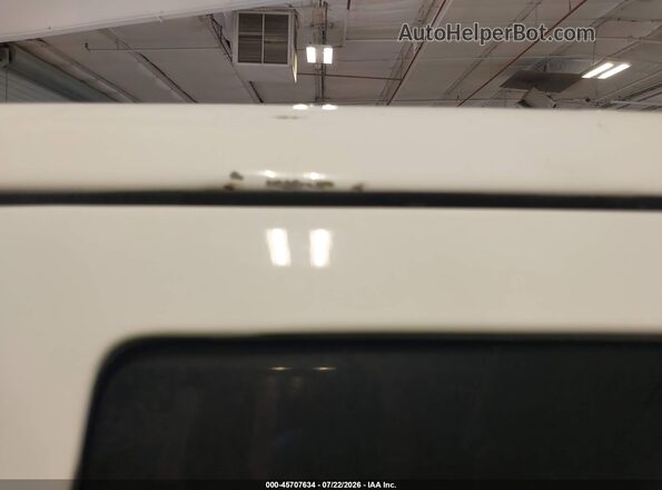 1C6RR7KT5JS319100 2018 RAM 1500 White Vista interior trasera