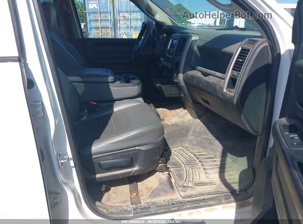 1C6RR7KT7JS318952 2018 RAM 1500 White წინა სალონის ხედი