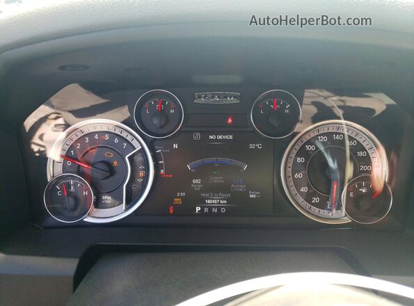 1C6RR7KT9KS724331 2019 RAM 1500 White Սարքավորումների վահանակի տեսք