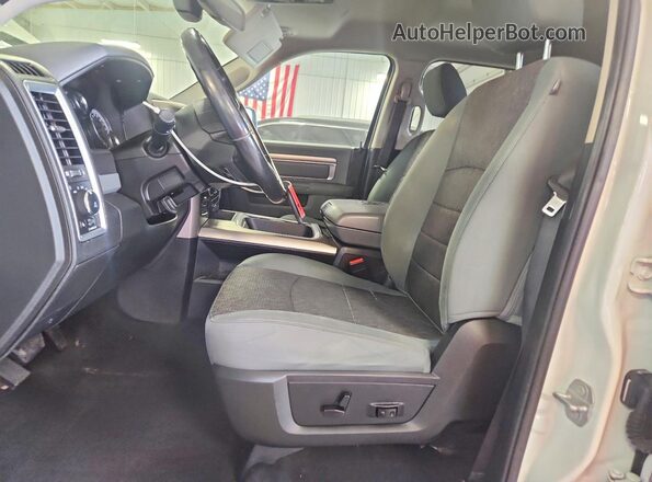 1C6RR7LT1JS268242 2018 RAM 1500 White Vista interior delantera