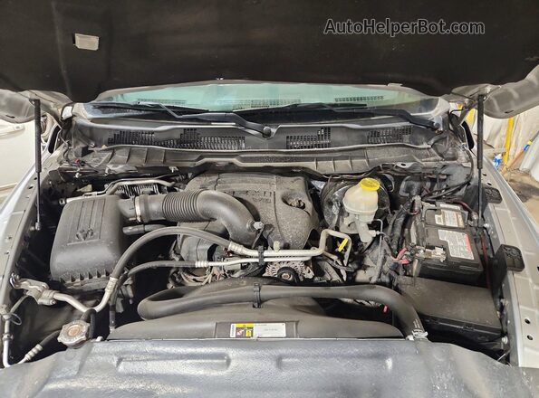 1C6RR7LTXHS700563 2017 RAM 1500 Серебряный Вид задней части салона