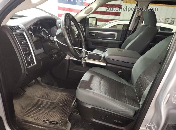 1C6RR7LTXHS700563 2017 RAM 1500 Серебряный Вид салона спереди