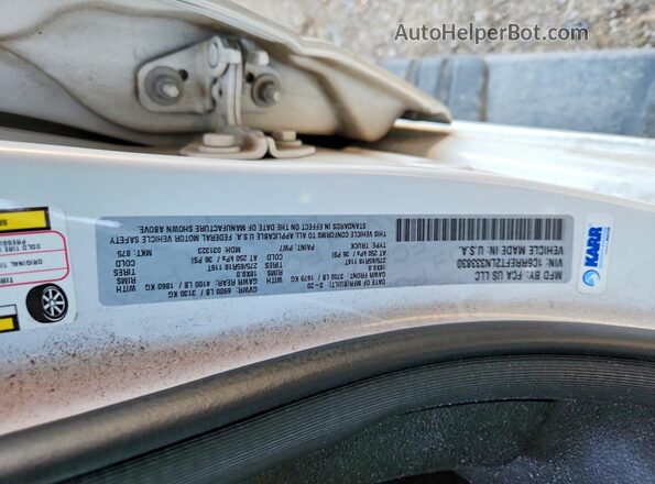 1C6RREFT2LN333830 2020 RAM 1500 White Vista del compartimento del motor