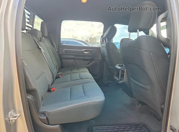 1C6RREFT8MN630845 2021 RAM 1500 Серебряный Вид задних сидений