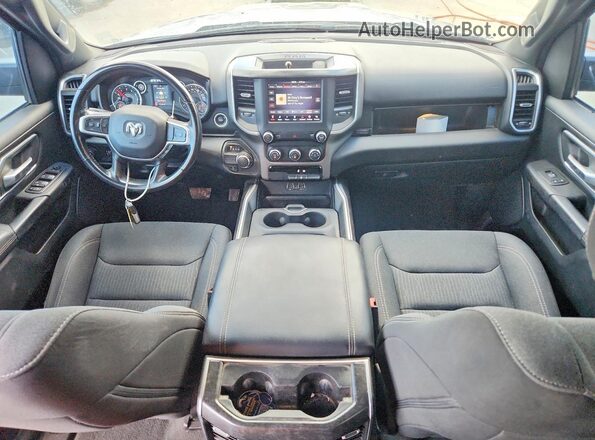 1C6RREFT8MN630845 2021 RAM 1500 Серебряный Вид панели приборов