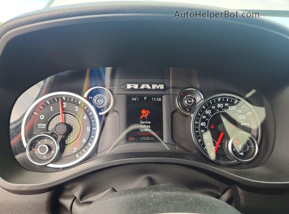 1C6SRECG0SN636421 2025 RAM 1500 Серебряный Вид щитка приборов