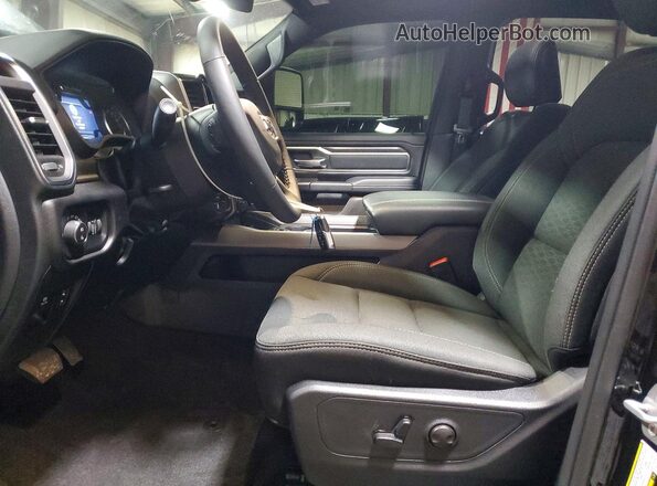 1C6SRFFT8TN280249 2026 RAM 1500 Black Widok wnętrza z przodu