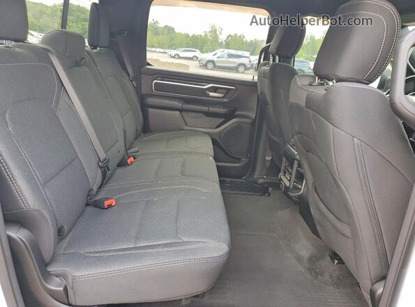 1C6SRFFTXLN304079 2020 RAM 1500 White Vista de los asientos traseros