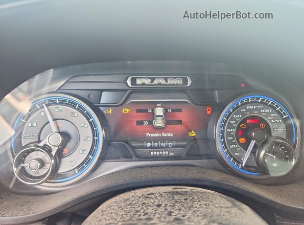 1C6SRFHT8LN160495 2020 RAM 1500 White ხელსაწყოთა პანელის ხედი