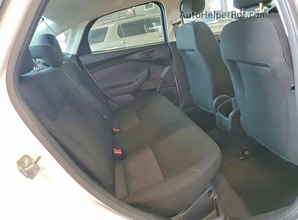 1FADP3E24HL263391 2017 FORD FOCUS Белый Вид задних сидений