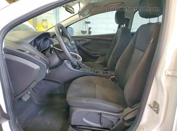 1FADP3E24HL263391 2017 FORD FOCUS Белый Вид салона спереди