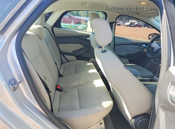 1FADP3F24JL317017 2018 FORD FOCUS Silver Widok tylnych siedzeń