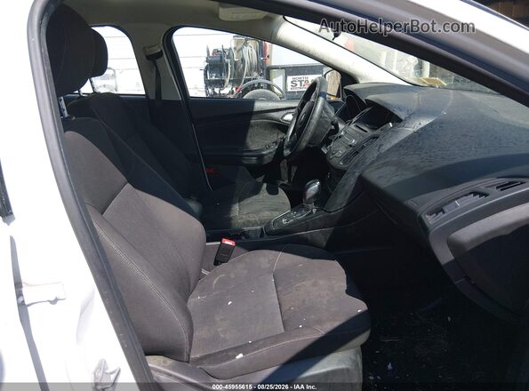 1FADP3F25HL300057 2017 FORD FOCUS Белый Вид салона спереди