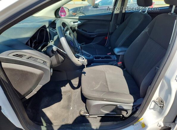 1FADP3F29HL207011 2017 FORD FOCUS White Front interior view