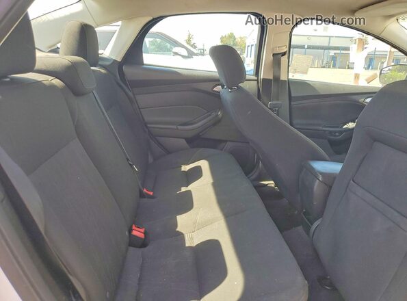 1FADP3F29HL216517 2017 FORD FOCUS White Widok tylnych siedzeń