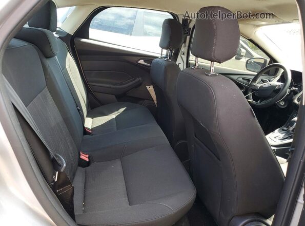 1FADP3F2XJL206679 2018 FORD FOCUS Silver Widok tylnych siedzeń
