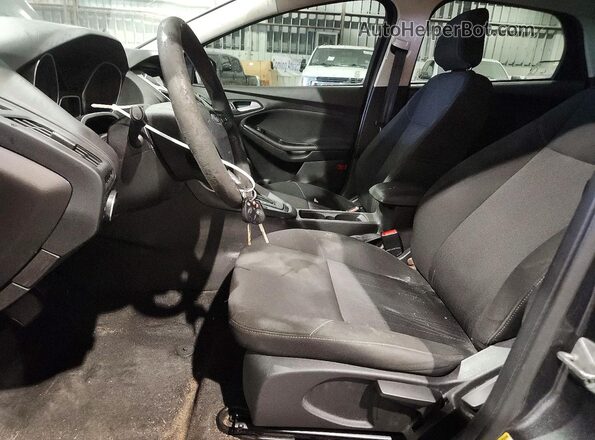 1FADP3H28JL220707 2018 FORD FOCUS Silver Вид салону спереду