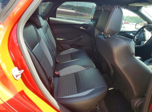 1FADP3L96GL227409 2016 FORD FOCUS Red Widok tylnych siedzeń
