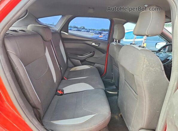1FADP3L99HL229690 2017 FORD FOCUS Red Widok tylnych siedzeń