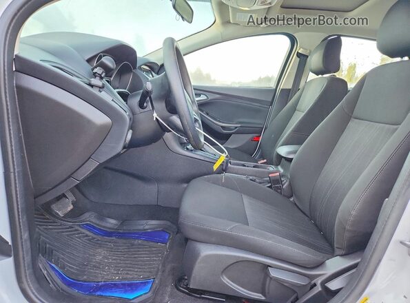 1FADP3M21JL224586 2018 FORD FOCUS White Front interior view