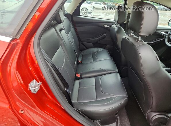 1FADP3N23JL326714 2018 FORD FOCUS Red Vista de los asientos traseros