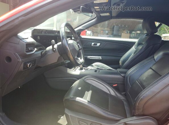 1FAGP8UH4R5134329 2024 FORD MUSTANG Red Vista interior delantera