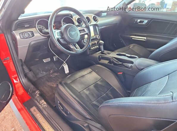 1FATP8UH0J5104666 2018 FORD MUSTANG Red Вид панелі приладів
