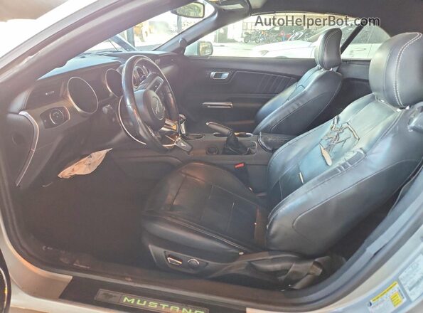 1FATP8UH3J5132610 2018 FORD MUSTANG Серебряный Вид салона спереди