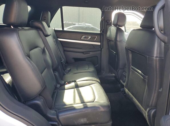 1FM5K7D80HGD99872 2017 FORD EXPLORER White Widok wnętrza z tyłu