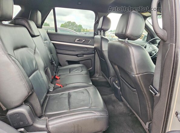 1FM5K7D81HGA73899 2017 FORD EXPLORER Silver Widok wnętrza z tyłu
