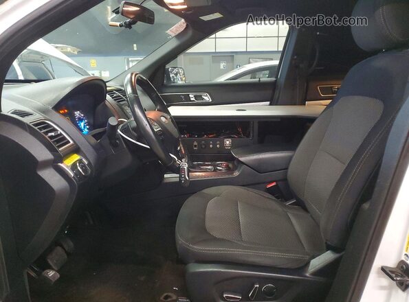 1FM5K8D81HGD46698 2017 FORD EXPLORER Белый Вид салона спереди